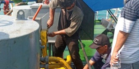 Perbaikan pipa hidrolik di KMP.Jatra II 